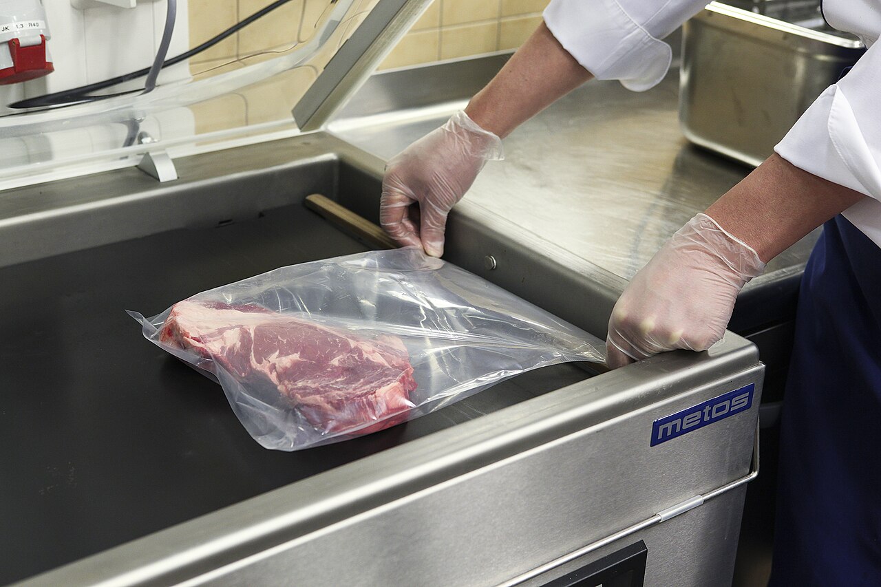 Vakuumverpackung eines Fleischstücks in einer Kammervakuummaschine